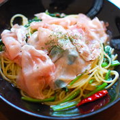 生ハムと野菜のパスタ