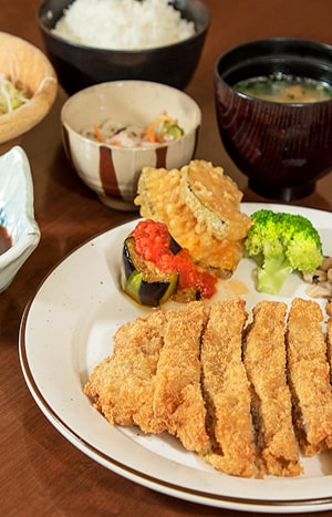 麦麹につけた黒豚ロースとんかつ定食