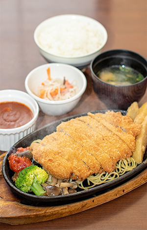 麦塩麹につけた豚ロースとんかつデミグラスソース定食